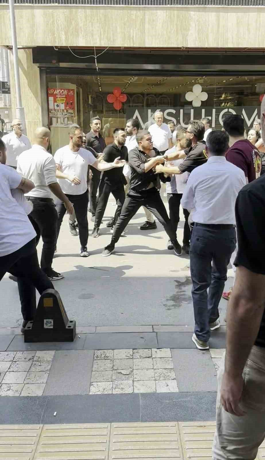 Cadde Ortası Boks Ringine Döndü