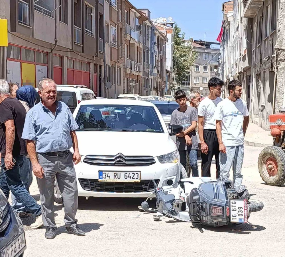 Motosiklet İle Otomobil Çarpıştı