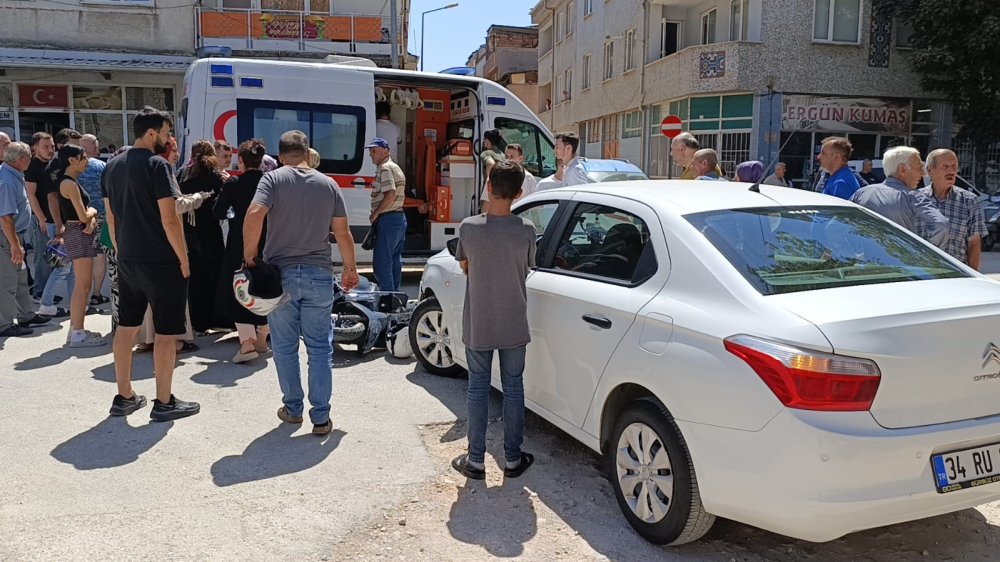 Motosiklet İle Otomobil Çarpıştı
