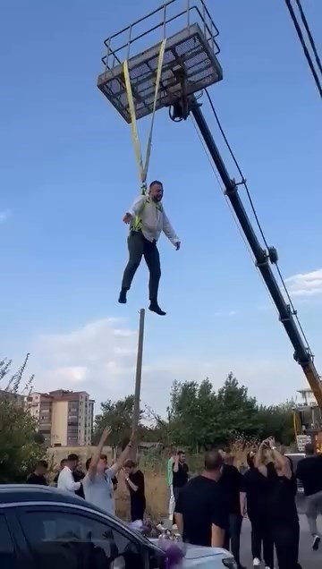 Damadı Vinçte Sallandırdılar