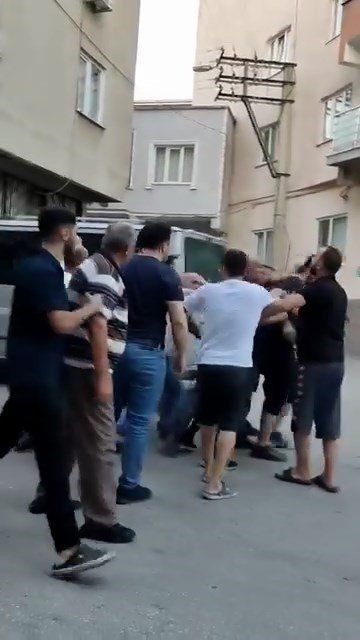 Kalabalığın Ortasında Tekme Tokat Dövdüler
