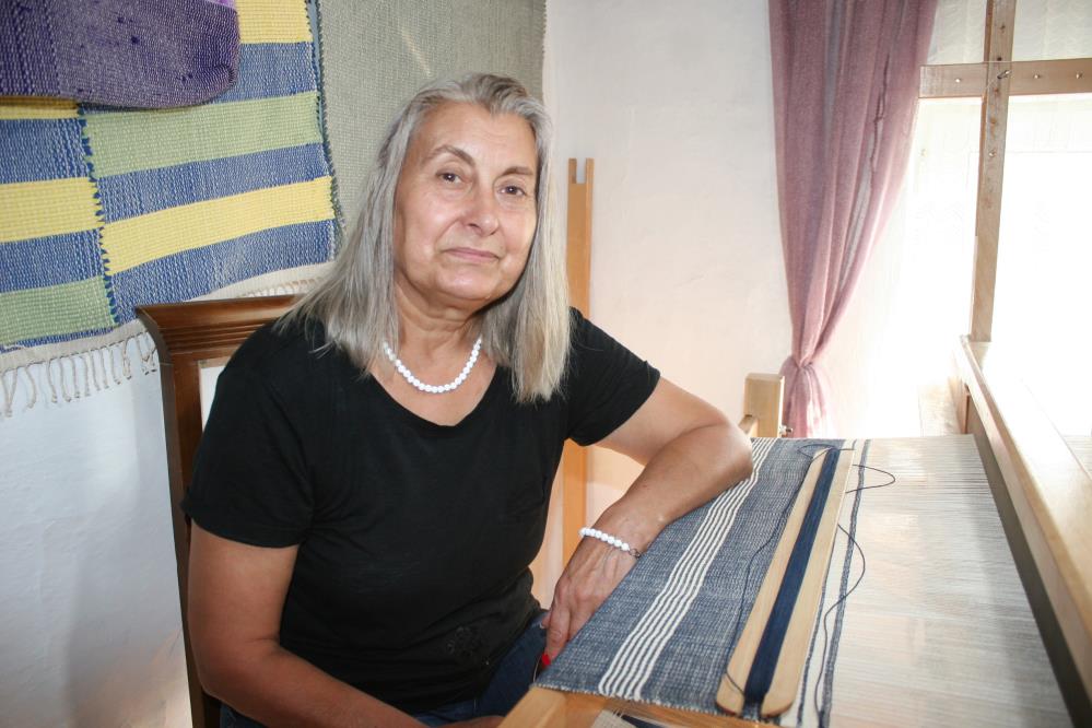 eski-giysilerin-iplerinden-esyalar-dokuyor.jpg