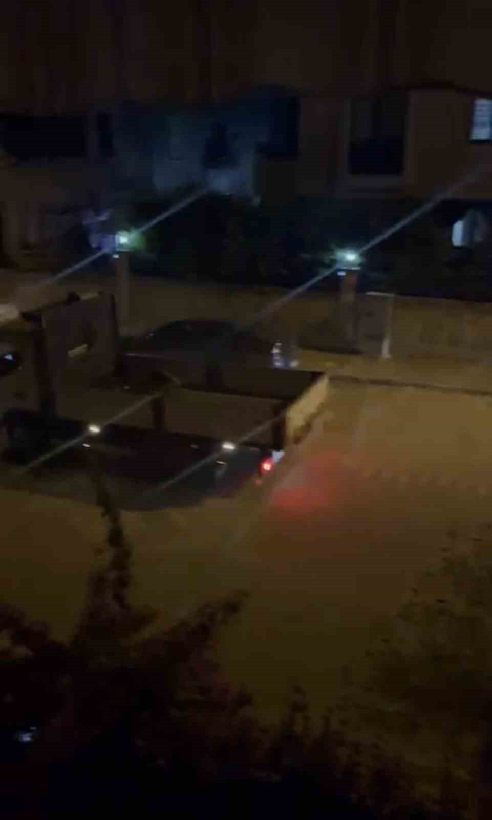 Kamyonetle Gezerken "Dur" İhtarına Uymayan Çocuk Polis Arabasına Çarptı