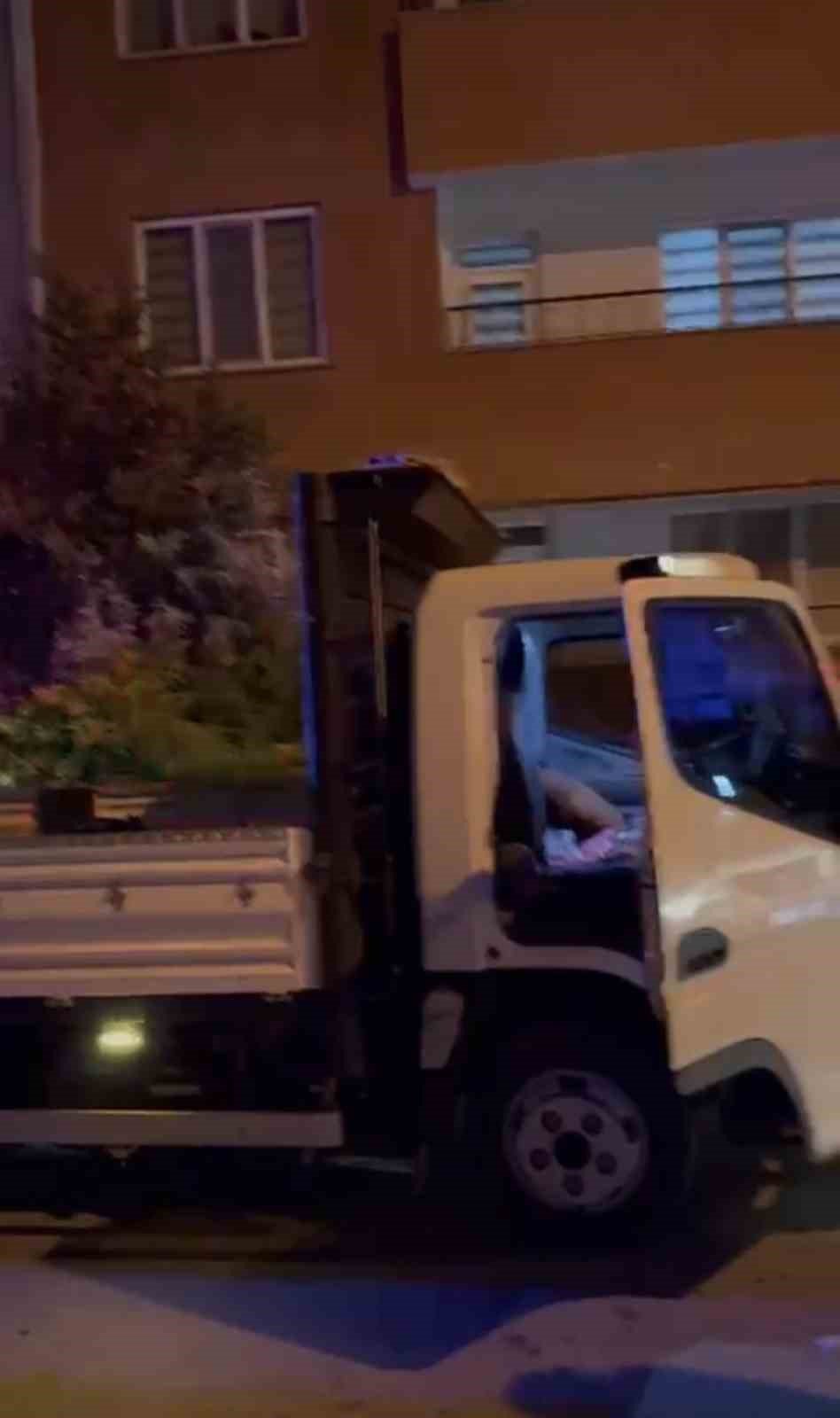 Kamyonetle Gezerken "Dur" İhtarına Uymayan Çocuk Polis Arabasına Çarptı