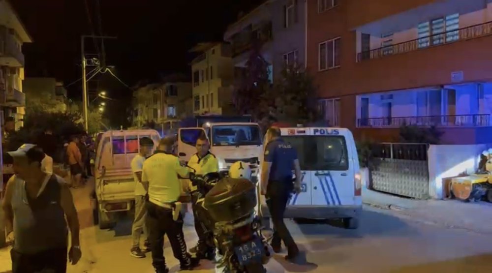 Kamyonetle Gezerken "Dur" İhtarına Uymayan Çocuk Polis Arabasına Çarptı
