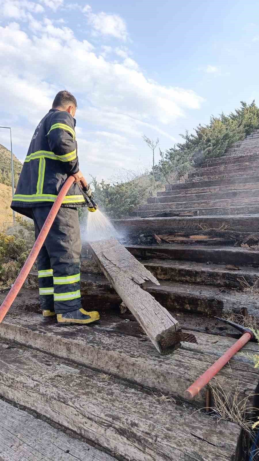 Kayı Anıtı’na Çıkan Tahta Merdivenlerde Yangın