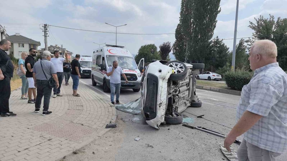 Kontrolden Çıkan Araç Taklalar Attı, 2 Kişi Yaralandı