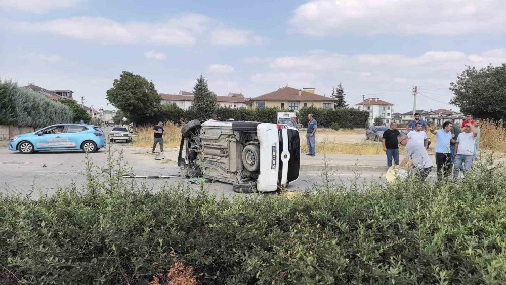 Kontrolden Çıkan Araç Taklalar Attı, 2 Kişi Yaralandı