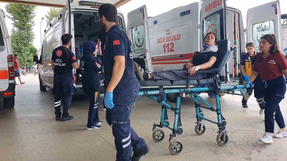 Kontrolden Çıkan Araç Taklalar Attı, 2 Kişi Yaralandı