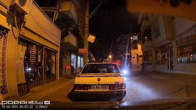 Ters Yöne Girdi, Park Halindeki Araçlara Çarptı