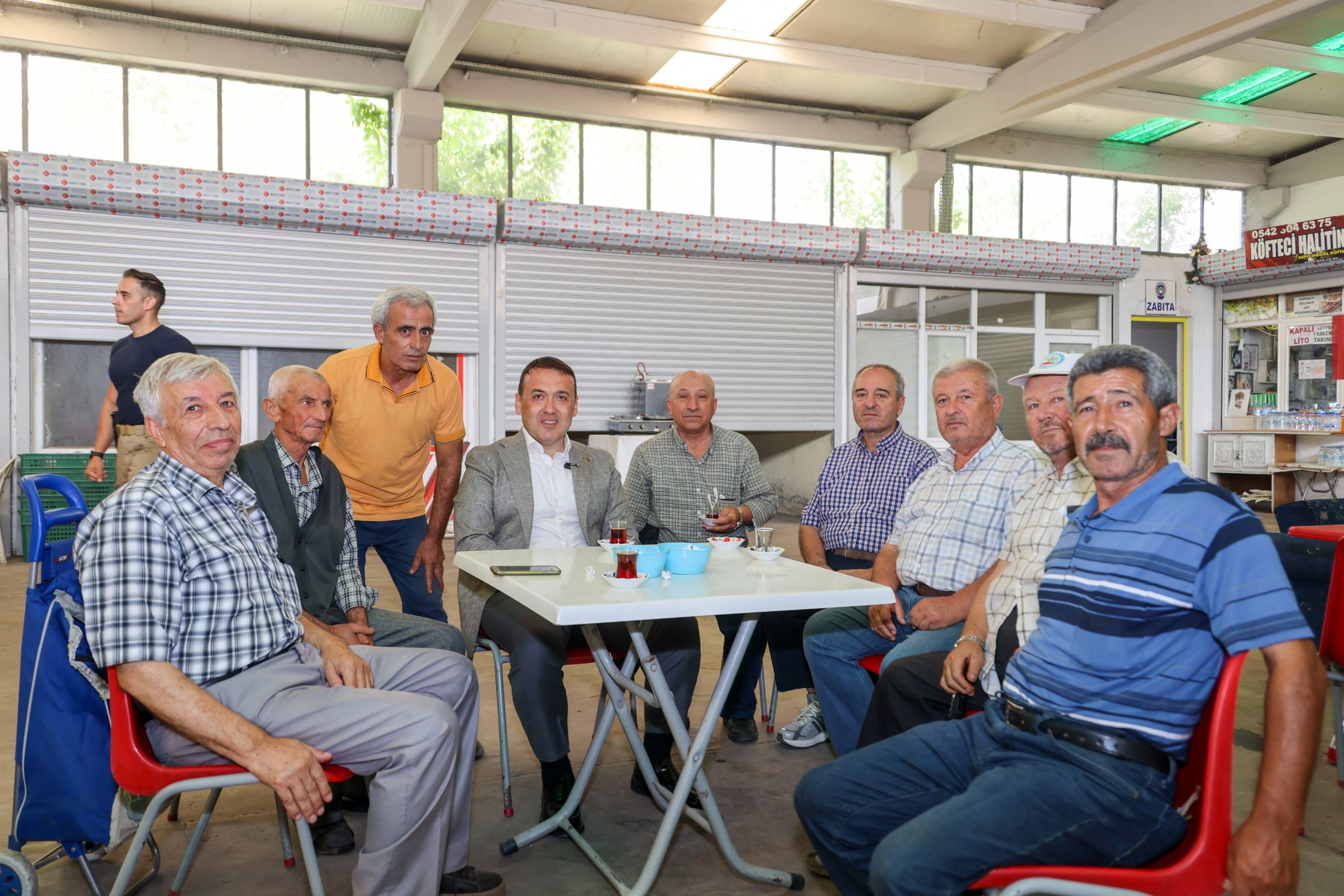 vali-sozerden-kapali-pazar-esnafina-ziyaret3.jpg
