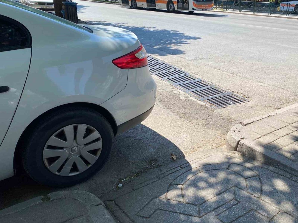 Engelli Ve Bebek Arabası Geçişine Saygısız Park