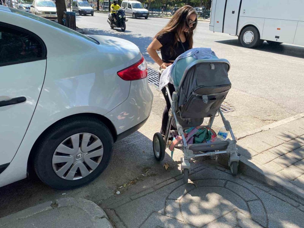 Engelli Ve Bebek Arabası Geçişine Saygısız Park