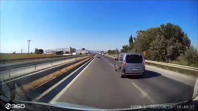 Karayoluna Atılan Kamyon Lastiği Kazaya Sebep Oldu, Sürücü İsyan Etti