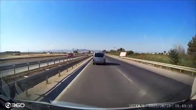 Karayoluna Atılan Kamyon Lastiği Kazaya Sebep Oldu, Sürücü İsyan Etti