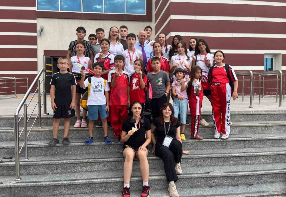 Kick Boksçular Zafer Kupasından 12 Madalyayla Döndü