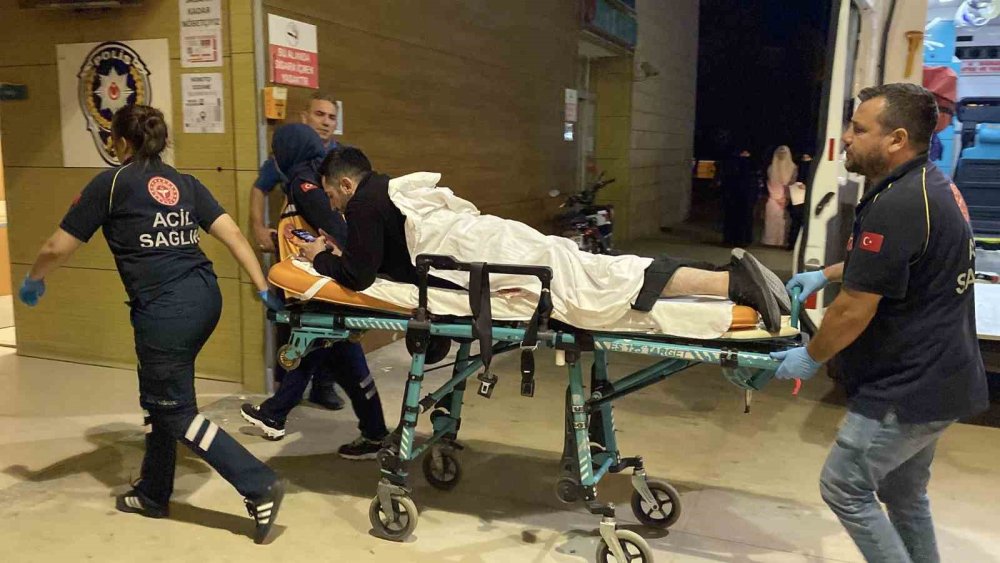 Kavgayı Ayırmaya Çalışan Güvenlik Görevlisi Yaralandı