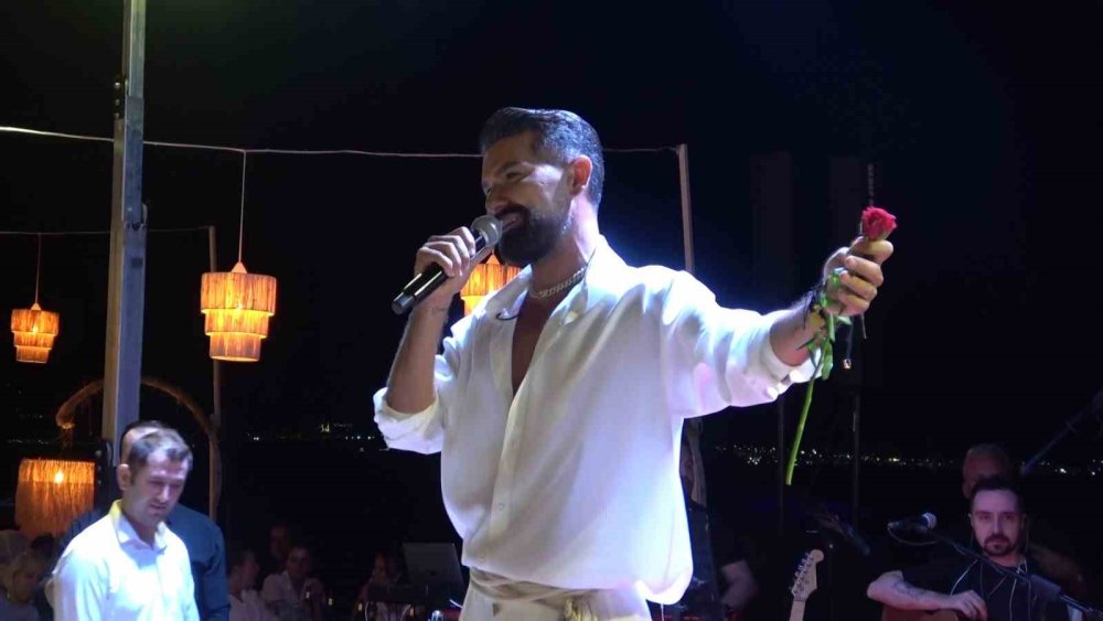 20 Yıl Sonra İlk Sahneye Çıktığı Mekana Geri Döndü