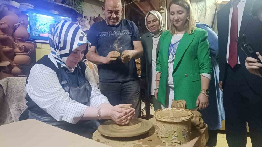 Ak Parti Genel Merkez Kadın Kolları Başkanı, Çömlek Yaptı