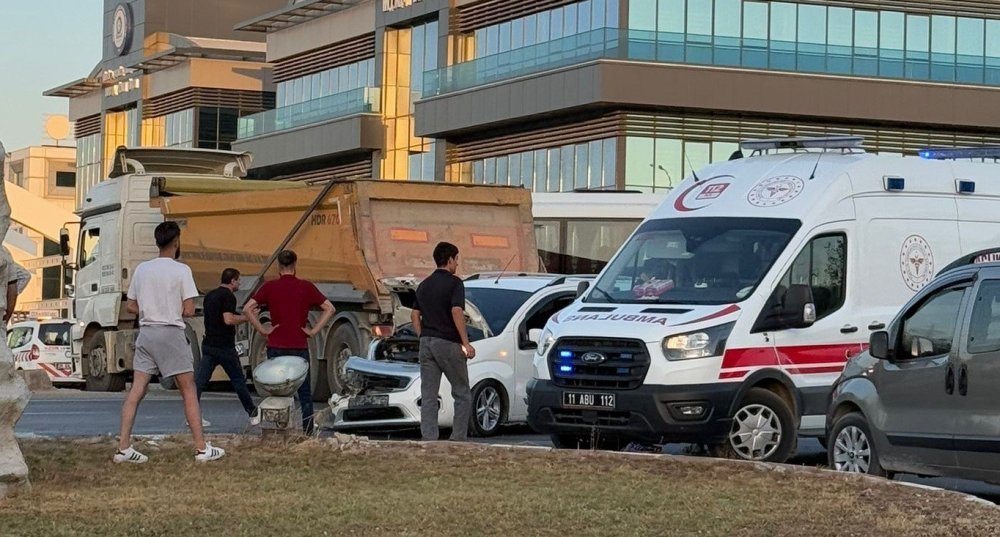 OSB Kavşağında Kaza; 3 Kişi Yaralandı