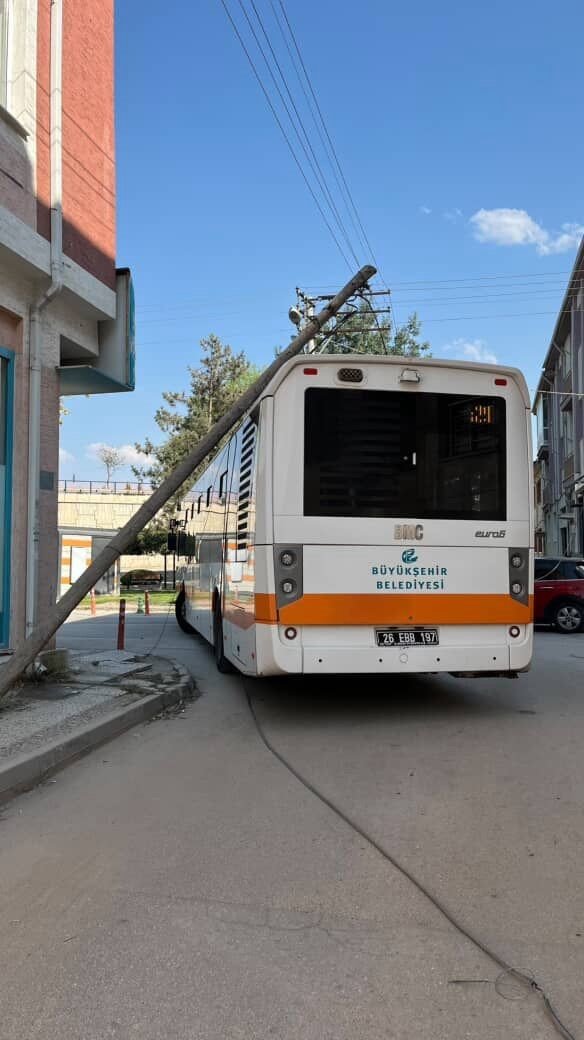 Belediye Otobüsü, Kablosuna Takıldığı Direği Devirdi