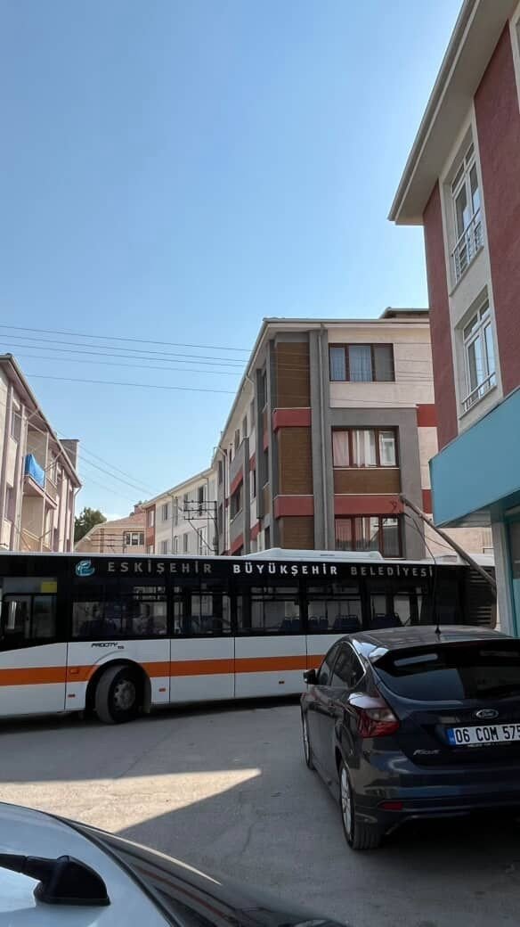 Belediye Otobüsü, Kablosuna Takıldığı Direği Devirdi