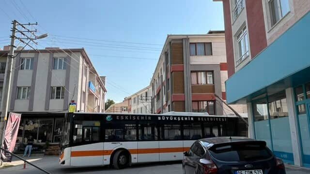 Belediye Otobüsü, Kablosuna Takıldığı Direği Devirdi