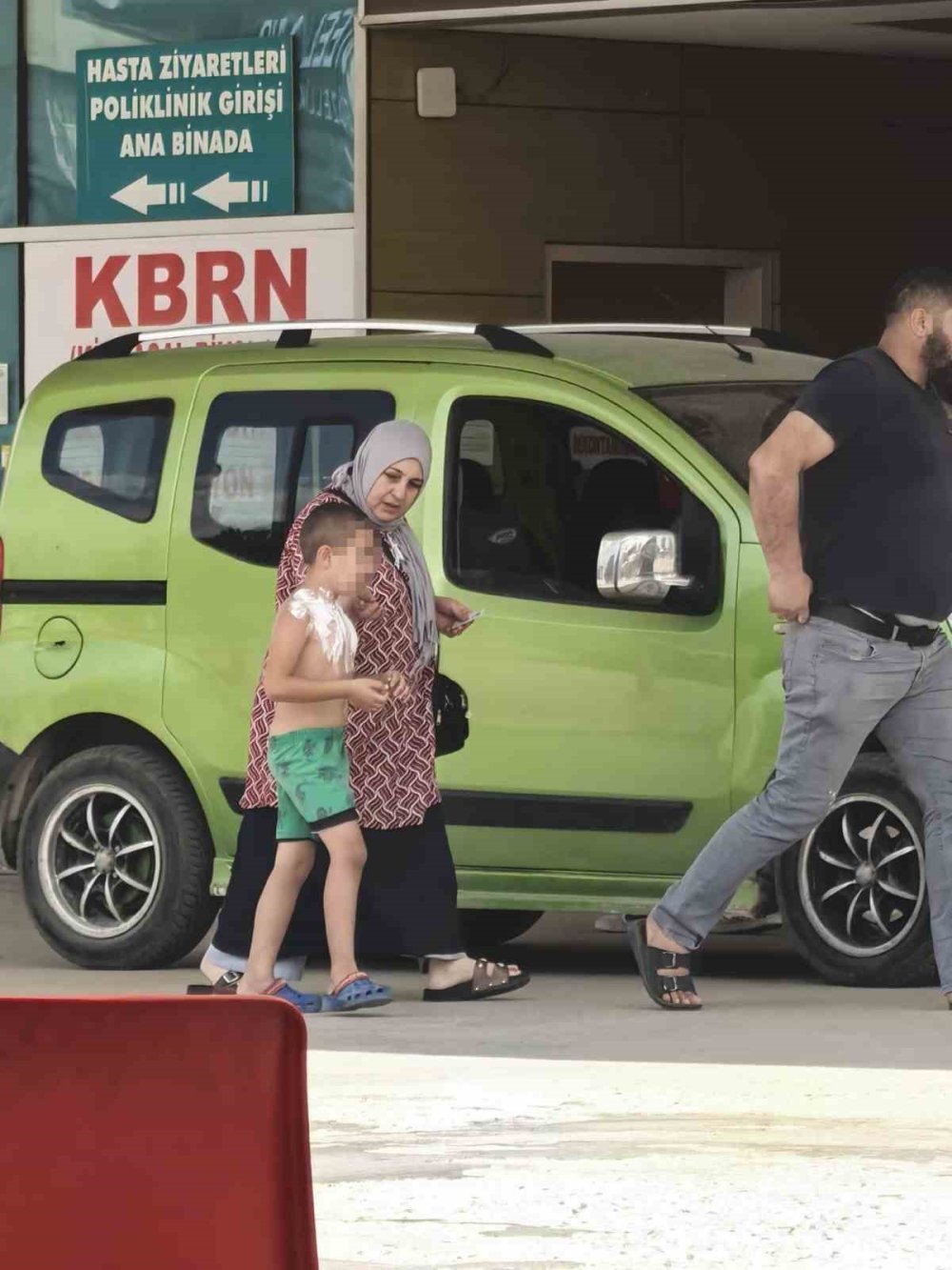 Parfüm Sıkıp Çakmak Yakan Çocuk Yaralandı