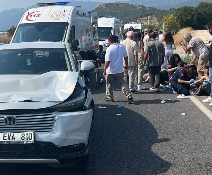 Yolun Karşısına Geçen Aileye Otomobil Çarptı!