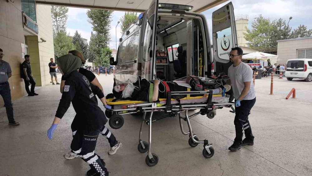 Devrilen Motosiklet Bariyerlere Çarptı: Baba Öldü, Kızı Ağır Yaralandı