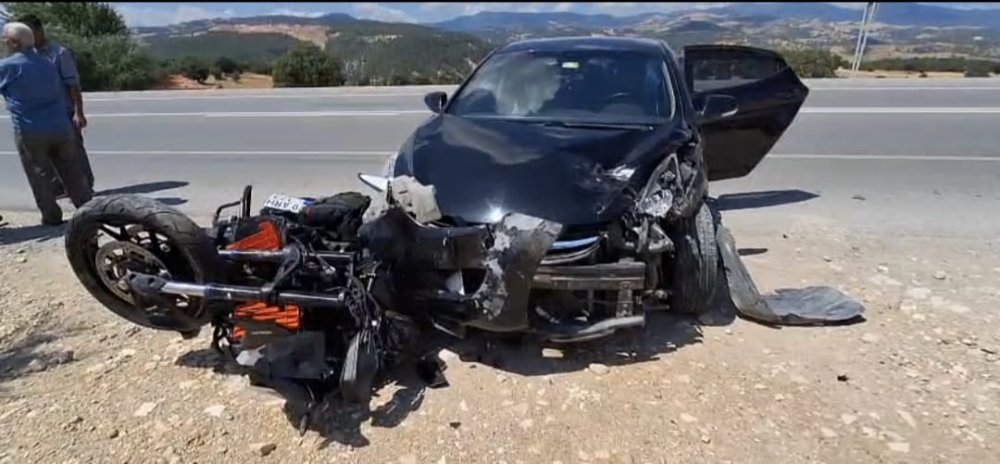 Otomobille Motosiklet Çarpıştı: 1 Yaralı