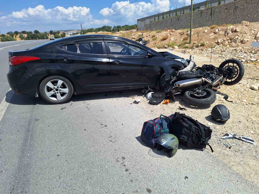Otomobille Motosiklet Çarpıştı: 1 Yaralı