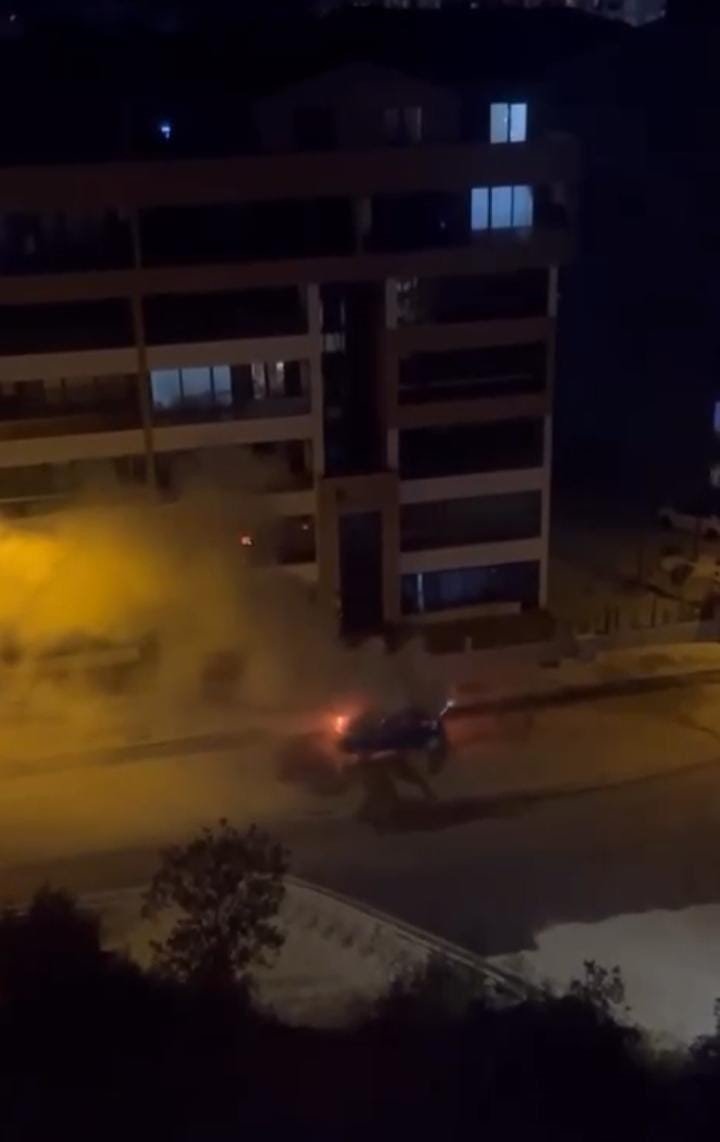 Park Halindeki Otomobil Alev Aldı