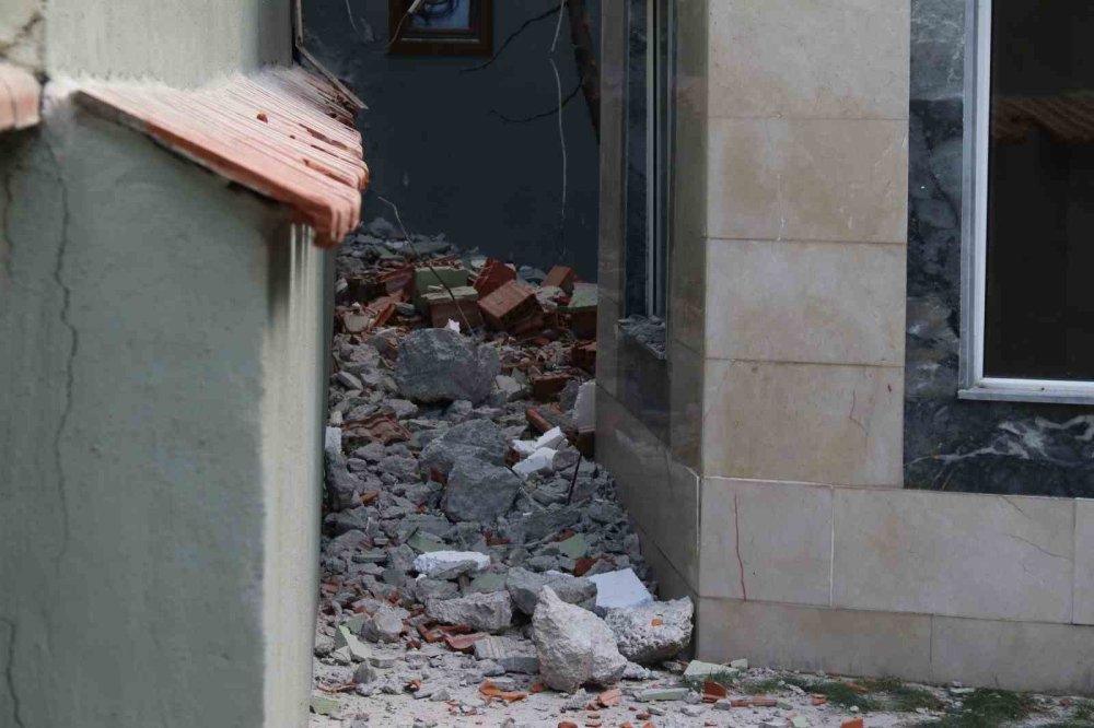 Yıkılan Binanın Molozları Cami Bahçesine Döküldü