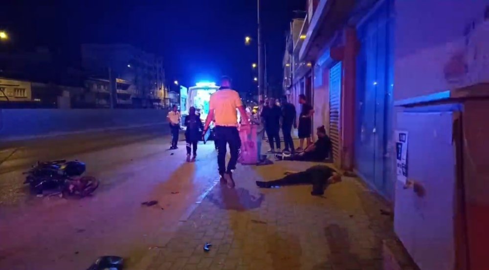 Bursa’da Motosiklet İşletme Girişine Çarptı: 2 Ağır Yaralı