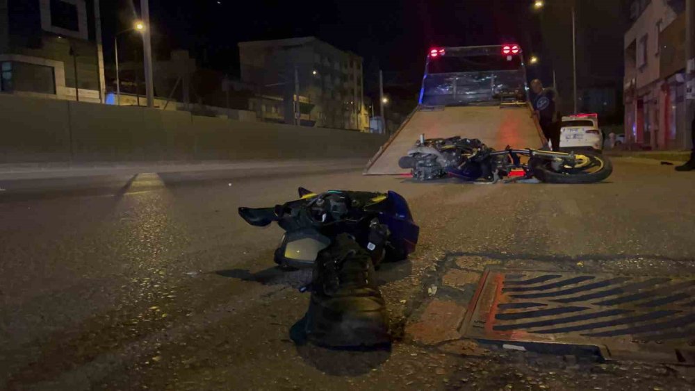 Bursa’da Motosiklet İşletme Girişine Çarptı: 2 Ağır Yaralı