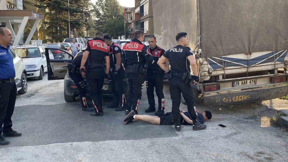'Dur’ İhtarına Uymayan Sürücü Polisten Kaçarken Camdan Hassas Terazi Attı