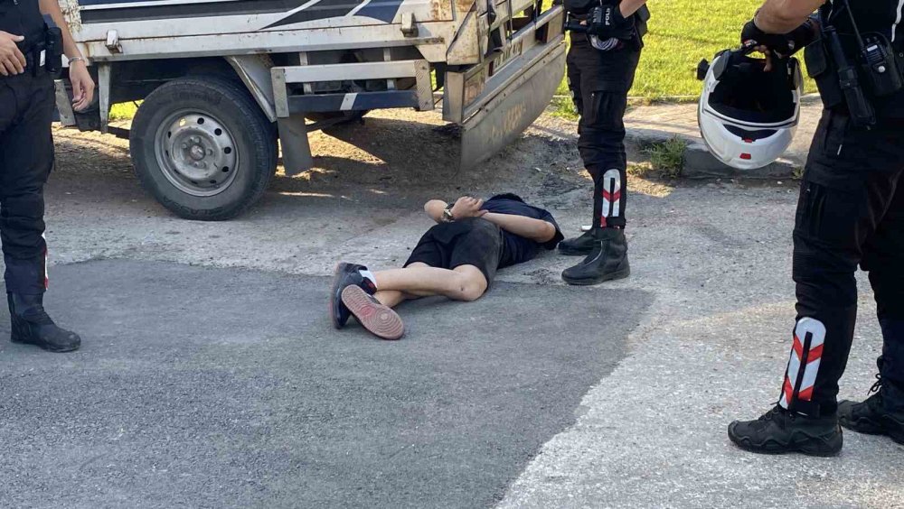 'Dur’ İhtarına Uymayan Sürücü Polisten Kaçarken Camdan Hassas Terazi Attı