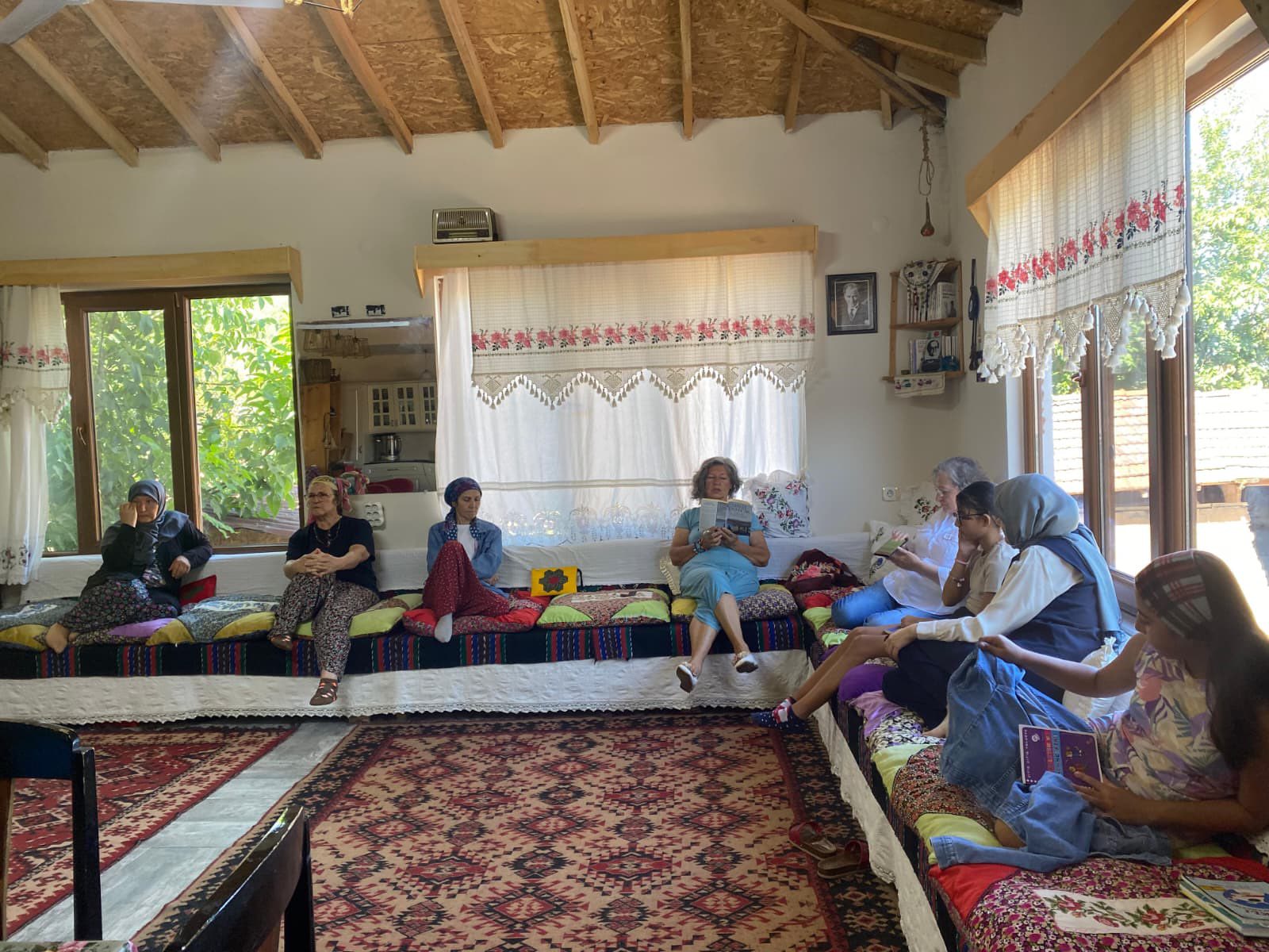 kitaplarin-bir-araya-getirdigi-guzel-bulusma2.jpg