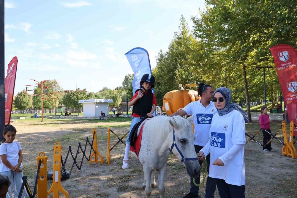 Millet Bahçesi’nde Atlı Şenlik Çocukların Yüzünü Güldürdü