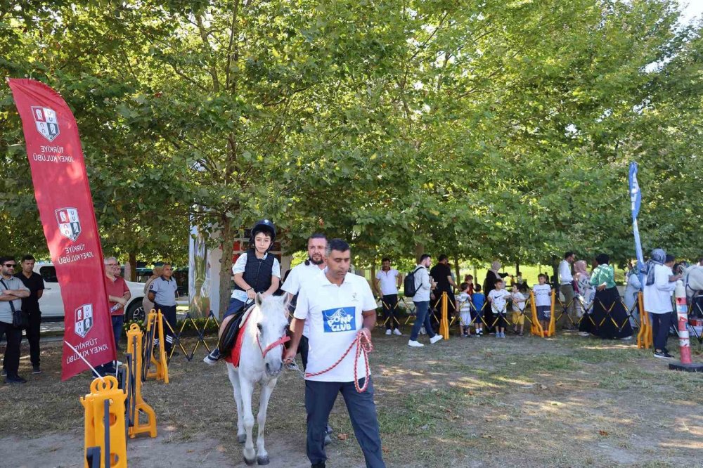 Millet Bahçesi’nde Atlı Şenlik Çocukların Yüzünü Güldürdü