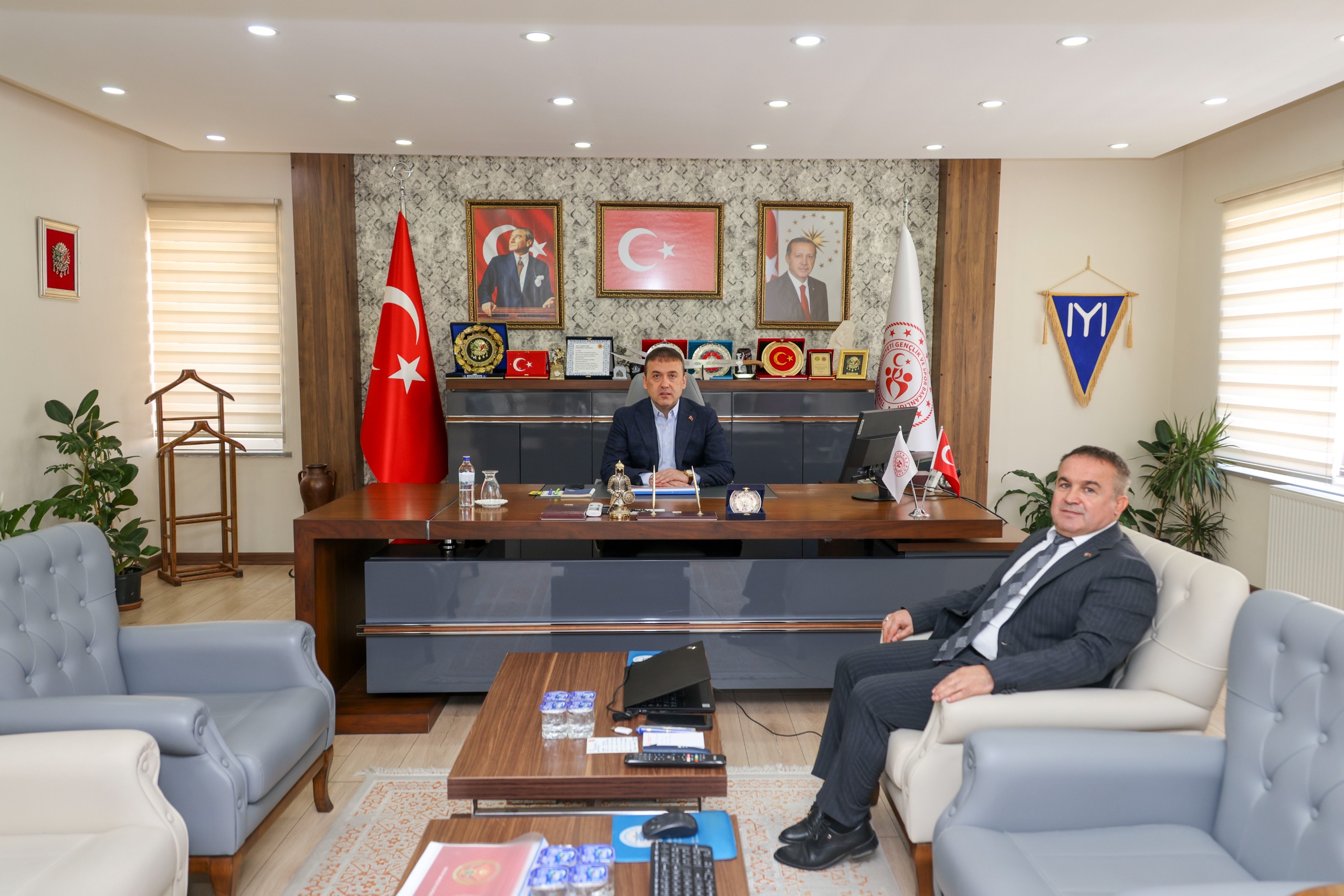 vali-sozerden-genclik-ve-spor-mudurlugune-ziyaret2.jpg