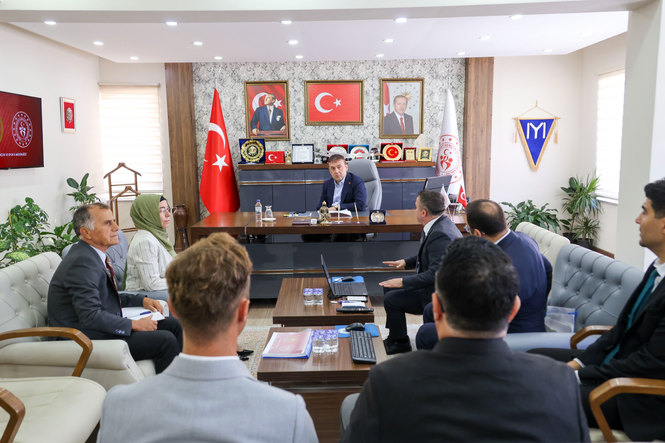 vali-sozerden-genclik-ve-spor-mudurlugune-ziyaret3.jpg