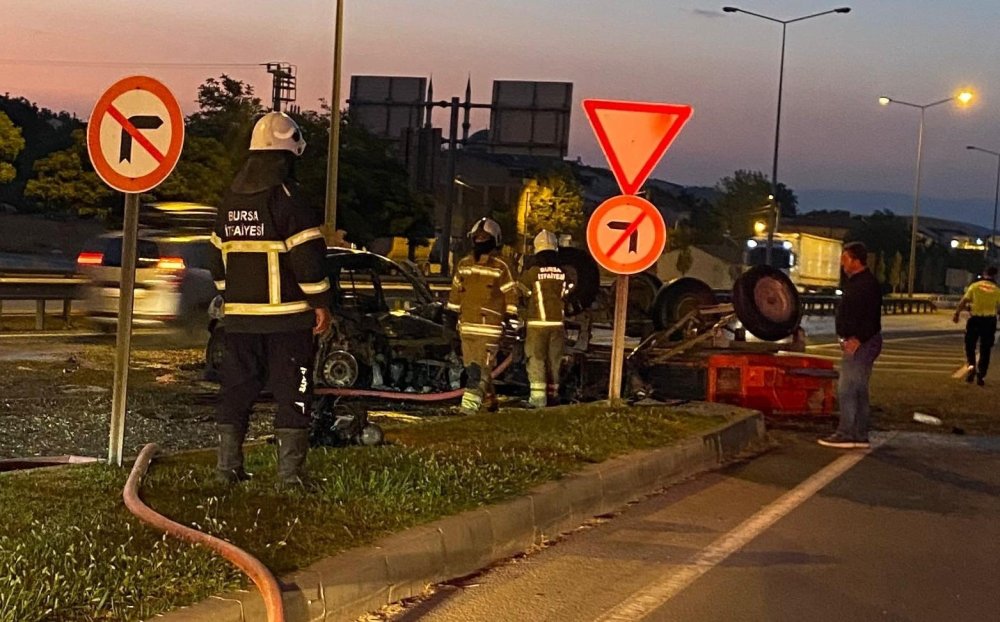 Bursa’da Traktöre Çarpıp Yanan Otomobildeki Anne-kız Yaralandı
