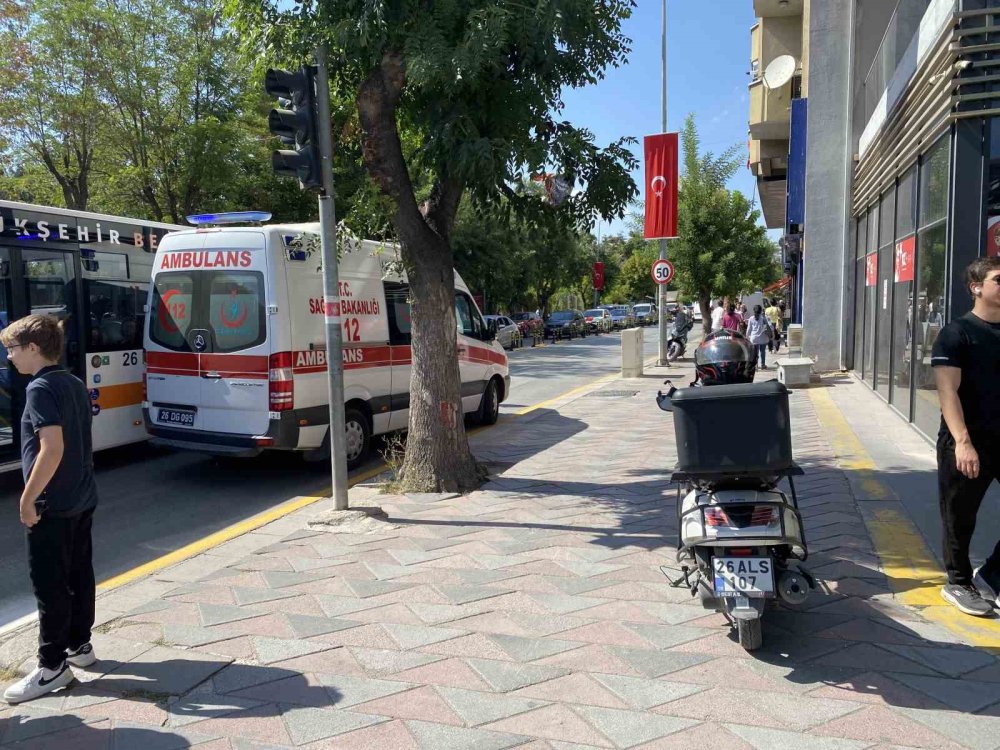 Kazanın Ardından Çarptığı Yayanın Tedavi Gördüğü Ambulansın Başından Ayrılmadı