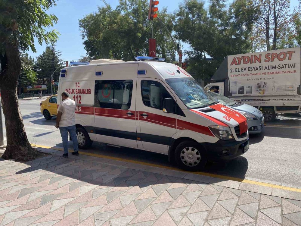 Kazanın Ardından Çarptığı Yayanın Tedavi Gördüğü Ambulansın Başından Ayrılmadı