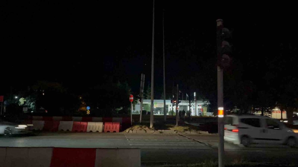 Yolun Karşısına Geçmeye Çalışan Yayalara Motosiklet Çarptı!