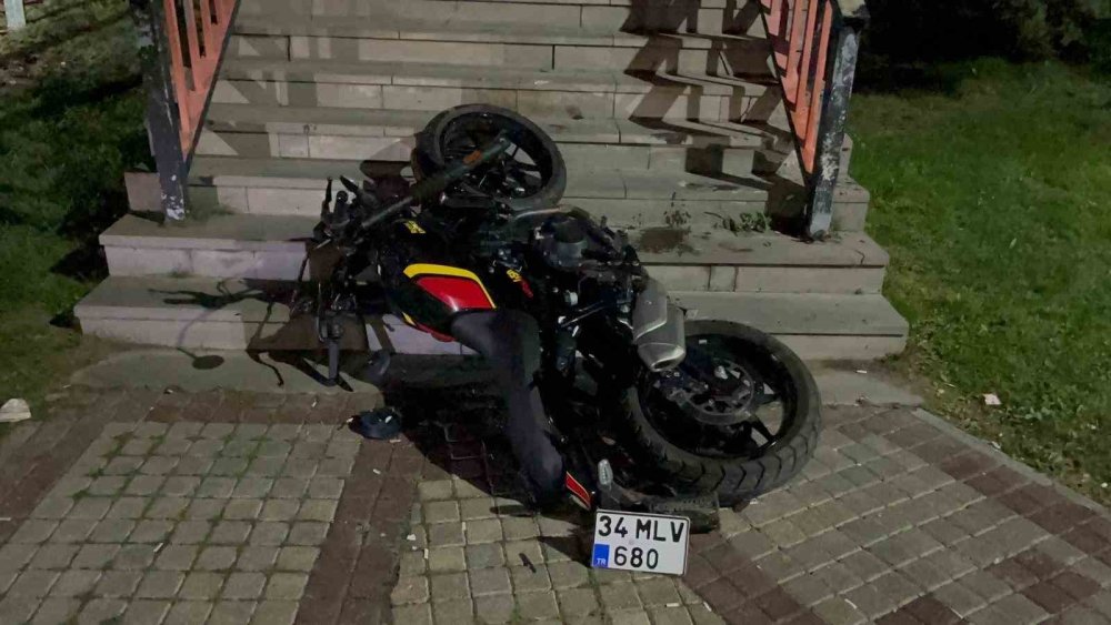 Yolun Karşısına Geçmeye Çalışan Yayalara Motosiklet Çarptı!