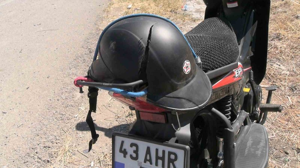 Kazada Sürücü Kask Sayesinde Ölümden Öndü