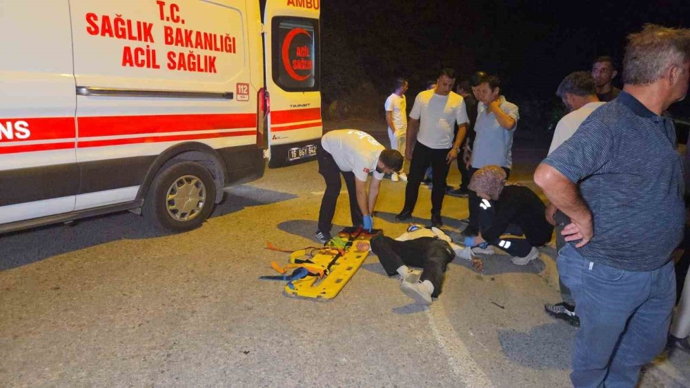 Motosiklet Otomobille Çarpıştı, 2 Kardeş Yaralandı